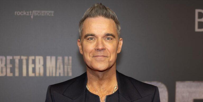 Robbie Williams plaisante en disant qu'il "veut être gay" : "J'ai tout fait sauf être nul"