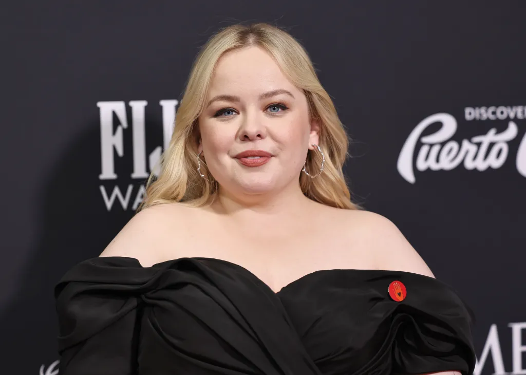Nicola Coughlan assiste au Time100 2024 dans une robe noire sans épaule