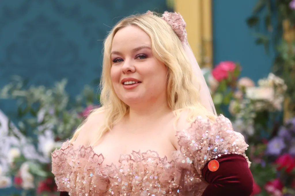 Nicola Coughlan assiste à la projection spéciale de la deuxième partie de la saison "Bridgerton" dans une robe à fleurs rose