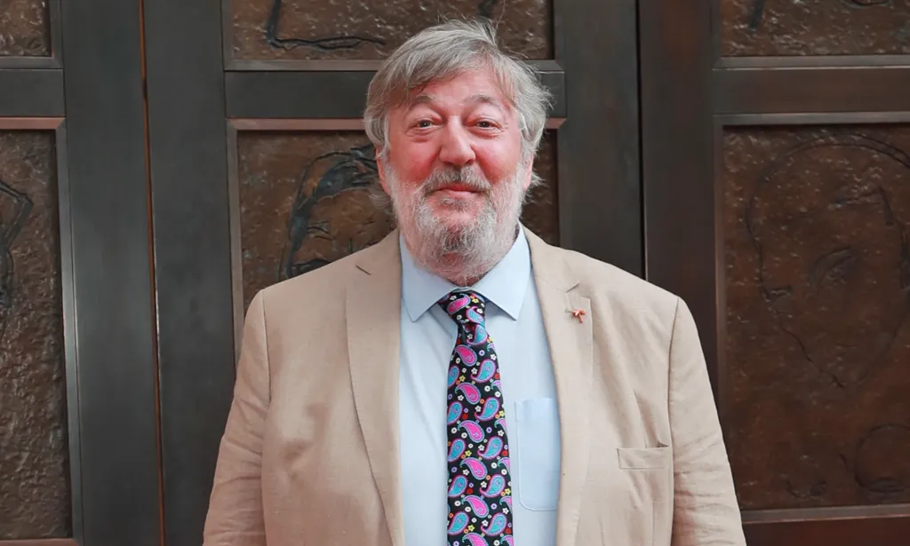 Stephen Fry craignait d'être « maudit » parce qu'il était gay.