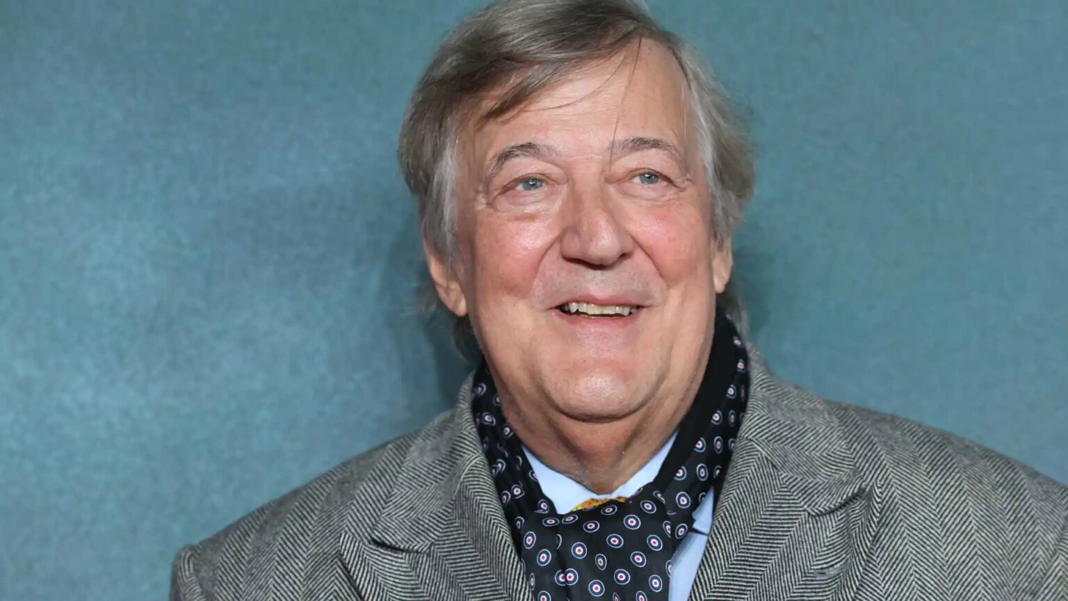 Stephen Fry critiqué pour avoir déclaré qu'il ne soutenait plus Stonewall : « Une autre déception de célébrité » Stephen fry
