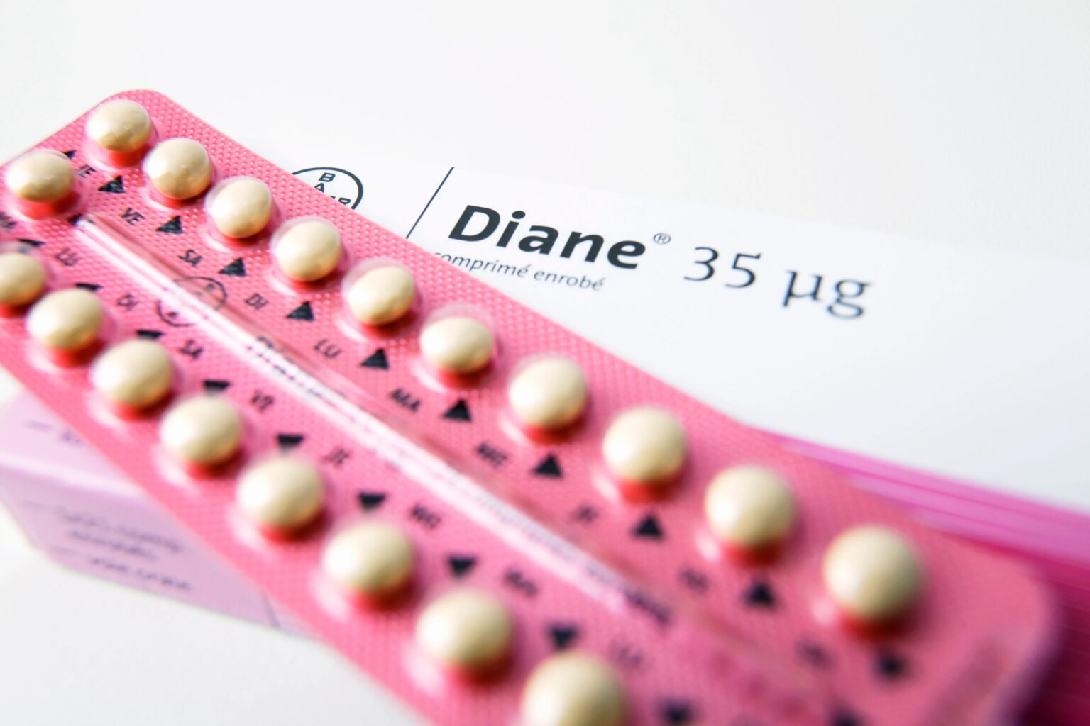 Une femme affirme que la pilule contraceptive l'a transformée en lesbienne Packet of contraceptive pills