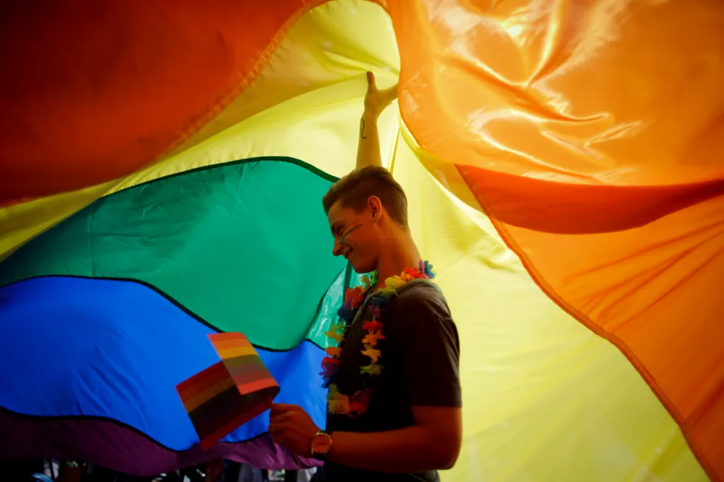 Un participant danse en brandissant un grand drapeau arc-en-ciel lors de la troisième marche de la fierté de Prague, le 17 août 2013 à Prague, en République tchèque. (Matej Divizna/Getty Images)