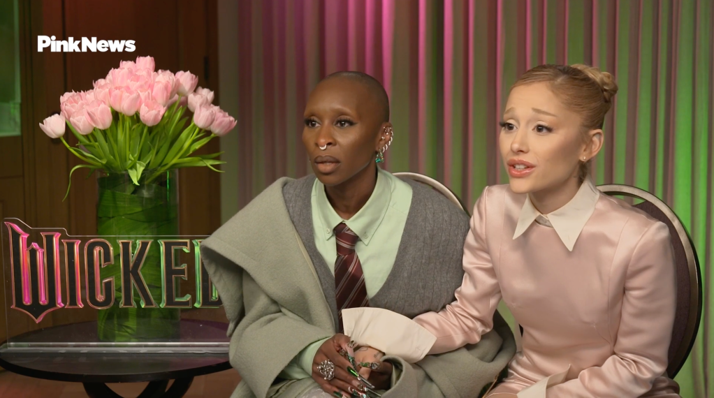 Les stars méchantes Cynthia Erivo (à gauche) et Ariana Grande (à droite) s'assoient avec PinkNews