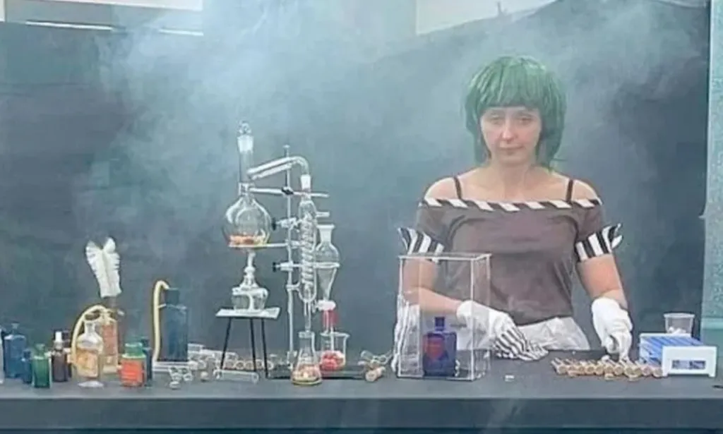 Une personne habillée en Oompa Loompa dans une pièce enfumée