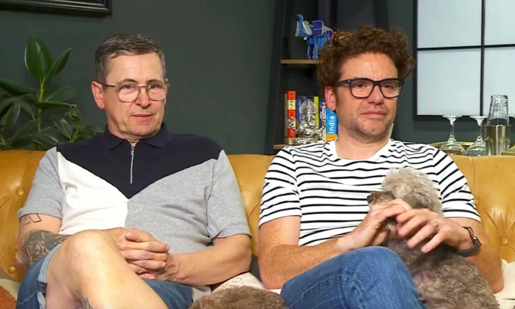 Gogglebox met en vedette Stephen Webb et Daniel Lustig dans une capture d'écran de la série.
