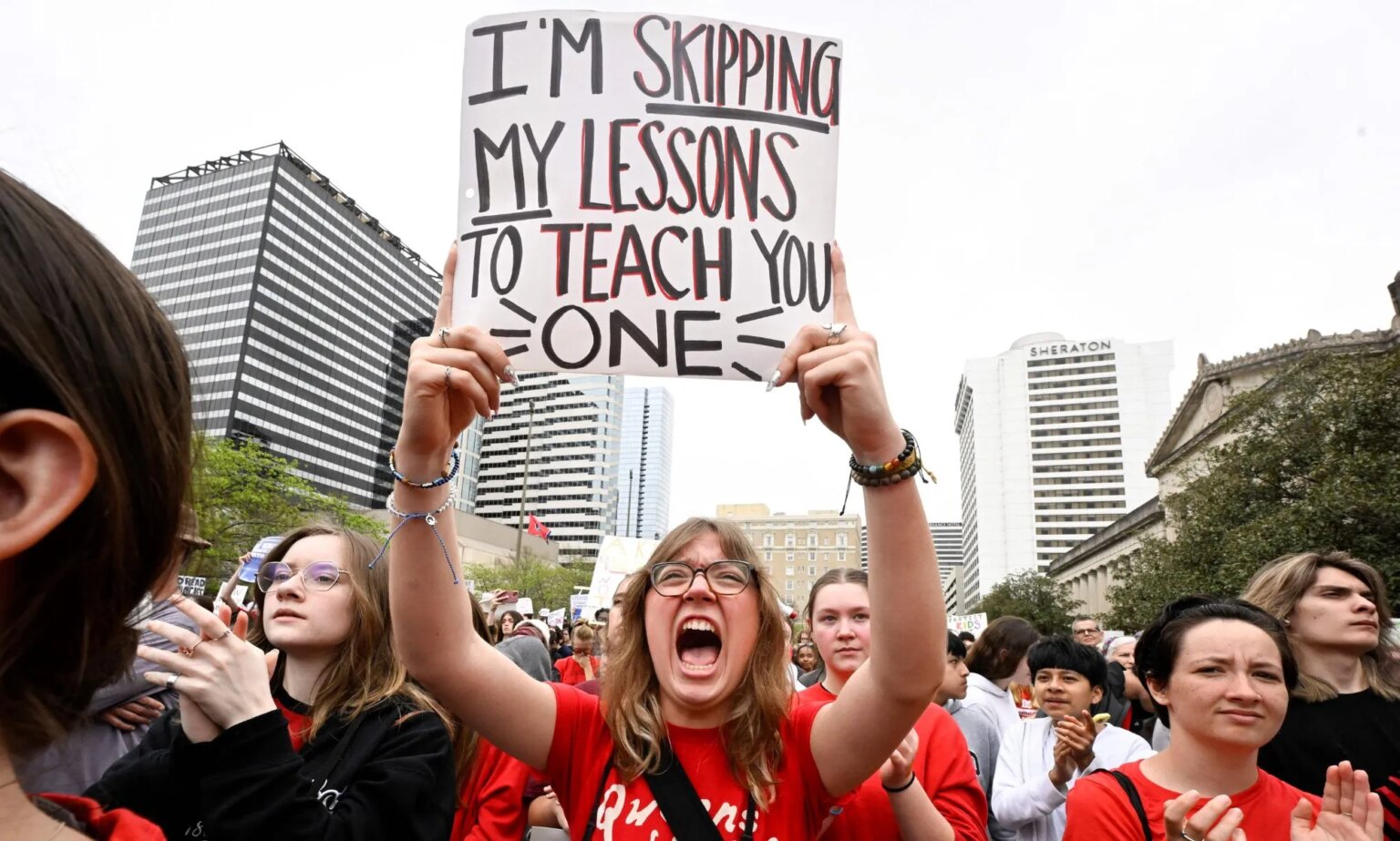 La Californie adopte une loi « anti-mouchard » pour empêcher l'expulsion forcée d'élèves LGBTQ+ par des enseignants La Californie adopte une loi « anti-mouchard » pour empêcher l'expulsion forcée d'élèves LGBTQ+ par des enseignants