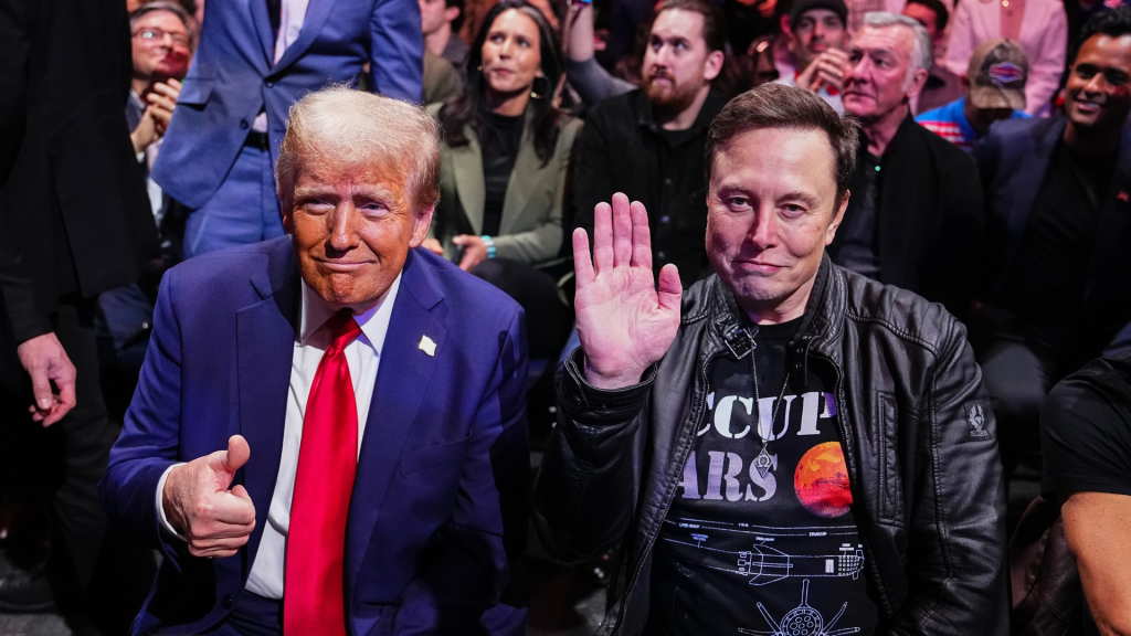 Donald Trump et Elon Musk posant devant la caméra. Trump dans un costume bleu marine et une cravate rouge, Musk dans une veste en cuir et un t-shirt noir sur le thème de l'espace.