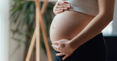 femme avec un baby bump après des traitements de fertilité