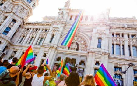 El Supremo installe la bandera arcoíris dans les bâtiments publics le jour de l'Orgullo