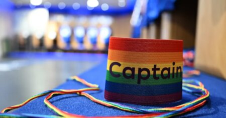Lacets arc-en-ciel et brassard arc-en-ciel « Captain » de la campagne Rainbow Laces de la FA à l'intérieur d'un vestiaire d'équipe