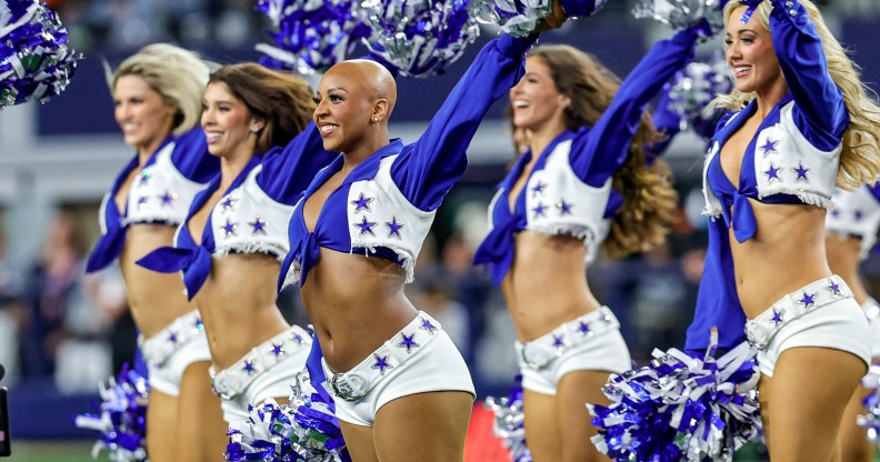 La pom-pom girl des Cowboys de Dallas atteinte d'alopécie se produit fièrement sans sa perruque pour sensibiliser les gens Armani Latimer des pom-pom girls des Cowboys de Dallas.