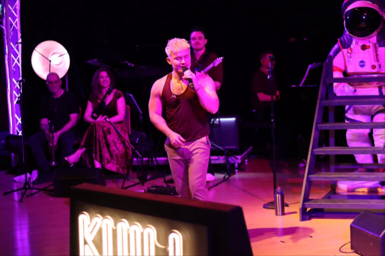 Le chanteur/compositeur Kuill illumine la scène de Leeds avec la soirée presse Fragile Creatures