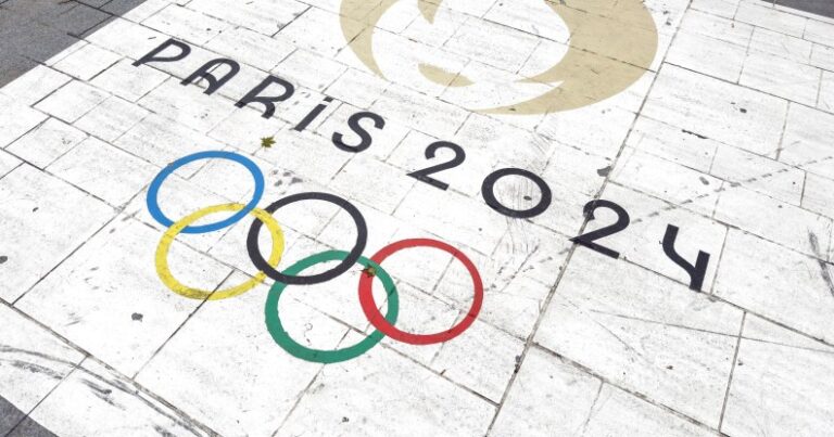 Logo des anneaux olympiques et texte « Paris 2024 » au sol