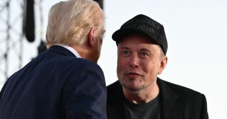 Le PDG de Tesla, Elon Musk (à droite), rejoint l'ancien président américain et candidat républicain à la présidentielle Donald Trump lors d'un rassemblement électoral sur le site de sa première tentative d'assassinat à Butler, en Pennsylvanie, le 5 octobre 2024. (Photo de Jim WATSON / AFP)Donald Trump aurait pu Je ne me débarrasserai pas d'Elon Musk. (Getty)