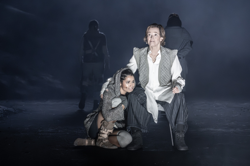 Sigourney Weaver fait ses débuts dans le West End dans la production de Jamie Lloyd de The Tempest – critique Sigourney Weaver fait ses débuts dans le West End dans la production de Jamie Lloyd de The Tempest – critique