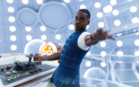 "Nous sommes tellement de retour!": Les fans réagissent au teaser plein d'action de la saison 2 de Doctor Who