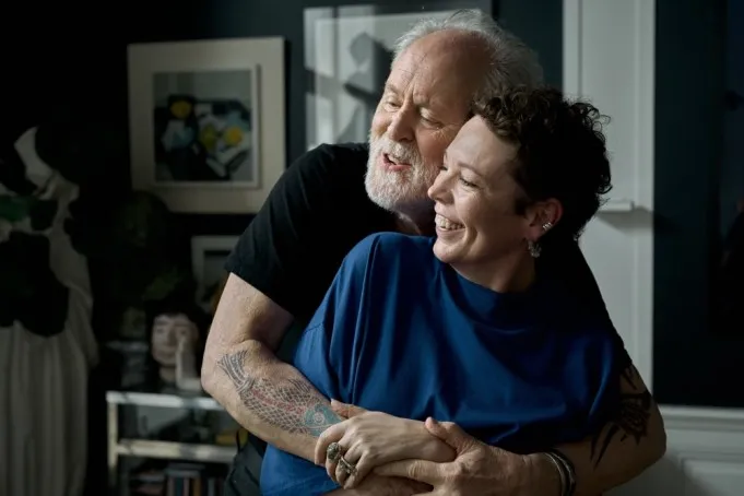 Jimpa toujours : John Lithgow serrant Olivia Colman dans ses bras.