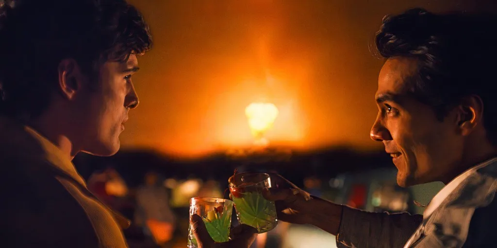 Jacob Elordi et Diego Calva dans un cinéma applaudissant dans le film On Swift Horses
