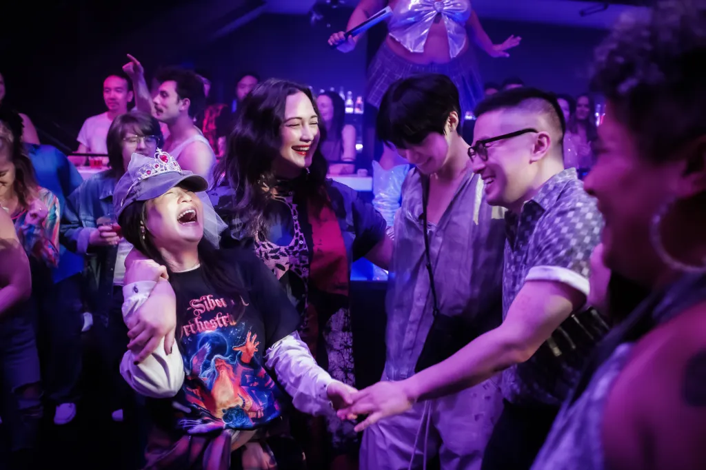 Kelly Marie Tran, Lily Gladstone, Han Gi-Chan et Bowen Yang dans Le banquet de mariage