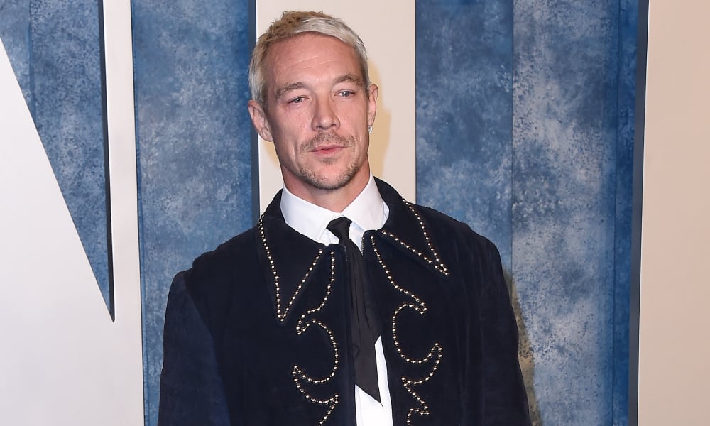 Diplo démarre 2025 avec une vidéo de trois hommes s'embrassant : « Me at Midnight » Diplo démarre 2025 avec une vidéo de trois hommes s'embrassant : "Me at Midnight"