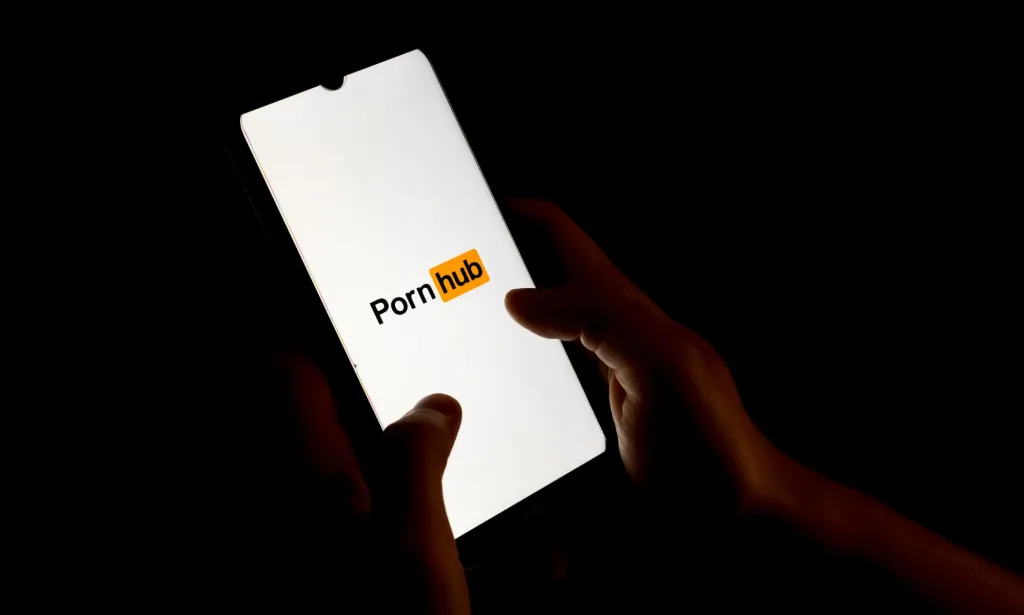 Image d'archive de l'application PornHub sur un téléphone