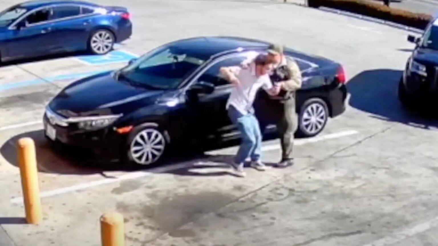 Huit policiers de Los Angeles licenciés après le passage à tabac et l'arrestation d'un homme trans Huit policiers de Los Angeles licenciés après le passage à tabac et l'arrestation d'un homme trans