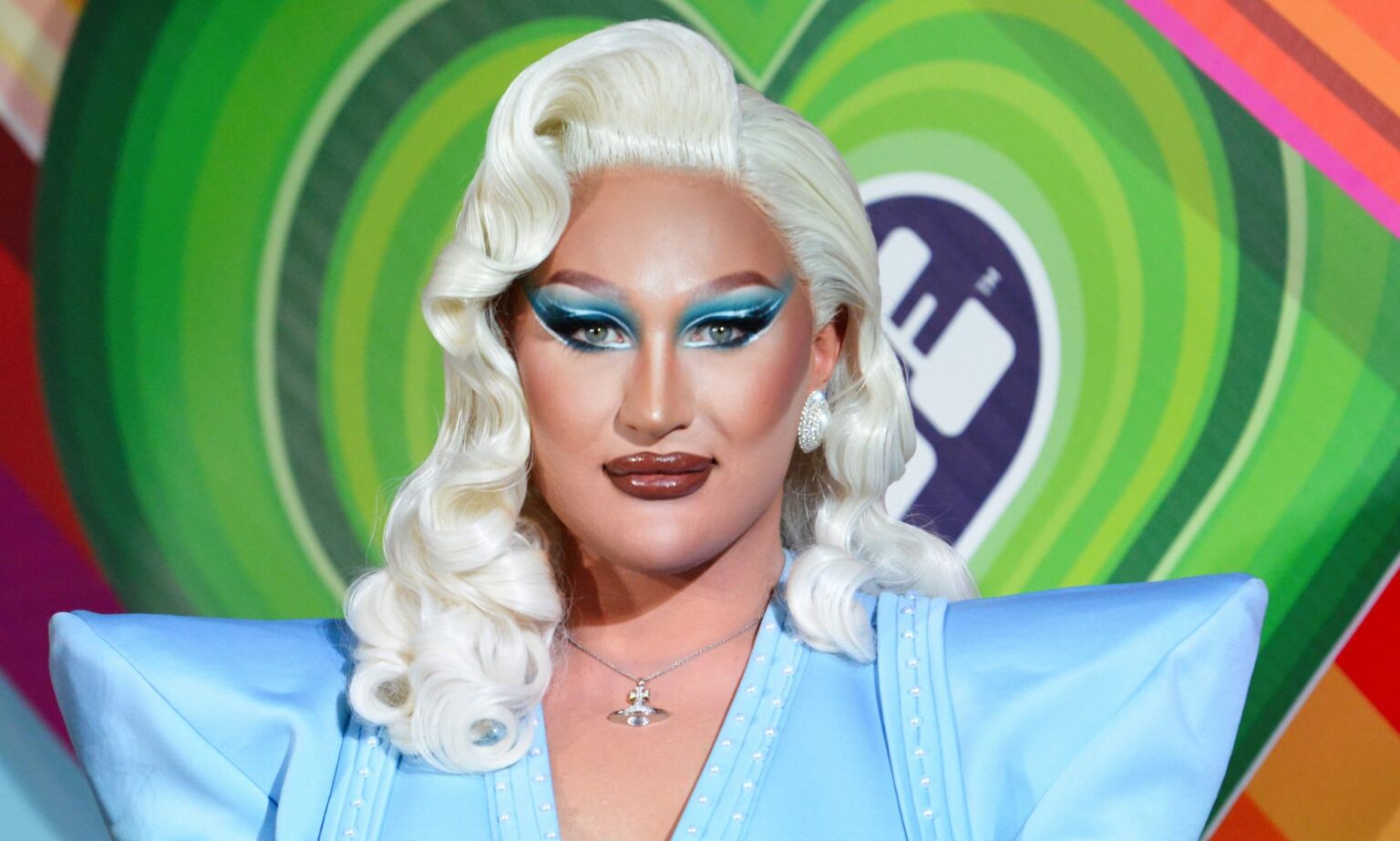 RuPaul's Drag Race et la BBC publient des déclarations suite à la mort de The Vivienne Drag Race Uk star The Vivienne, who is wearing a blonde wig and blue outfit, stares at the camera