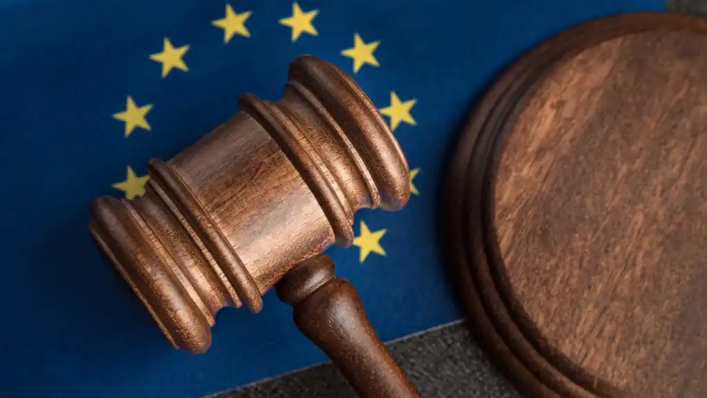 Un gaval au sommet d'un drapeau de l'UE