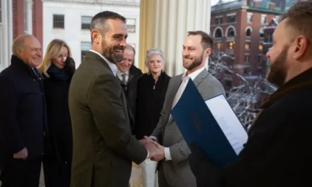 Brian Sims et Alex Drakos se sont mariés lors d'une cérémonie historique et appellent à l'action dans un contexte d'incertitude croissante pour les droits LGBTQ+