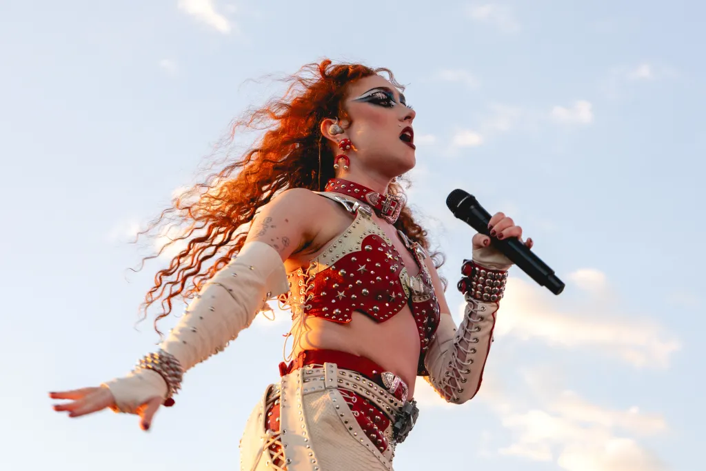 Chappell Roan se produit sur scène le premier week-end et le troisième jour du Austin City Limits Music Festival 2024. Gants longs inspirés du cowboy et pantalons superposés blancs et rouges.