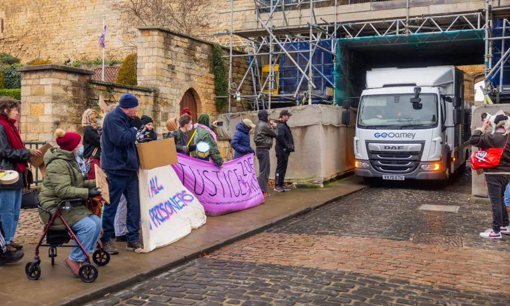 Des manifestants devant le tribunal de la Couronne de Lincoln alors que Zoe Watts est transportée à son audience.