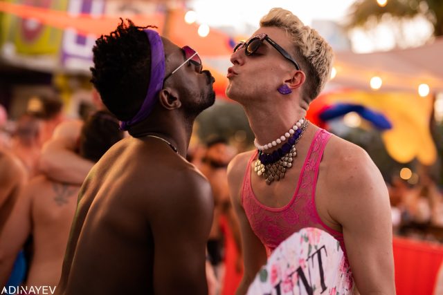 Vous l'avez demandé et nous l'avons livré ! Under One Sun revient à South Beach en tant que Pool Party pour la première fois depuis 2018 !!! Nous avons hâte de vous accueillir sur la terrasse de la piscine Sagamore South Beach pour un après-midi de musique sensationnelle, de mouvement et du soleil de Miami. Préparez-vous pour une journée remplie des meilleures vibrations au bord de la piscine de Miami Beach. Descendons à la PISCINE !!