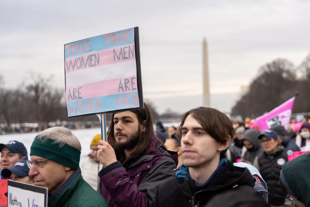 Des gens se rassemblent devant le Lincoln Memorial pour un rassemblement de la Marche populaire à Washington, DC, États-Unis, le 18 janvier 2025. (Photo de Nathan Morris/NurPhoto via Getty Images)