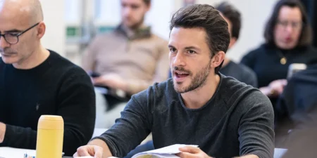 Jonathan Bailey étourdit dans de nouvelles photos des coulisses de la répétition de Richard II
