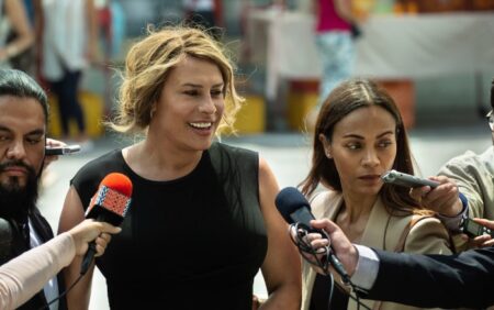 Karla Sofía Gascón a un discours émouvant dans les Globos de Oro