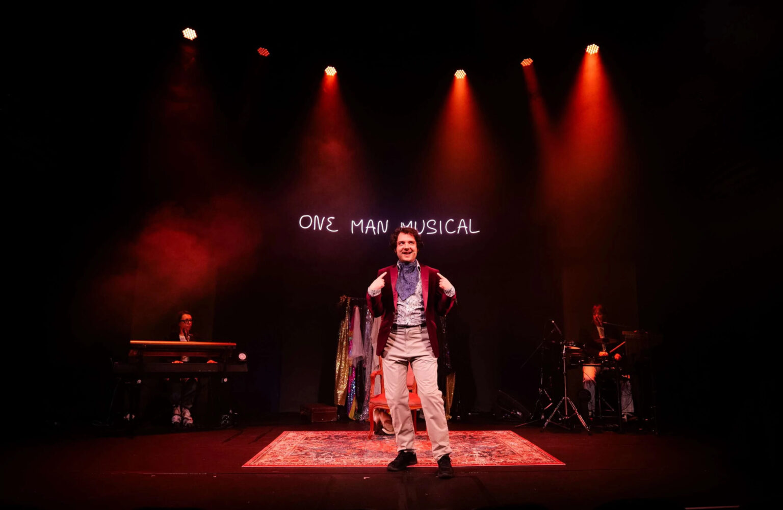 La comédie musicale One Man de Flo & Joan est une parodie hilarante de Musi-Cool - Review