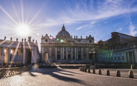 Le Vatican ouvre l'admission des hommes gays aux séminaires, toujours pour garder le célibataire