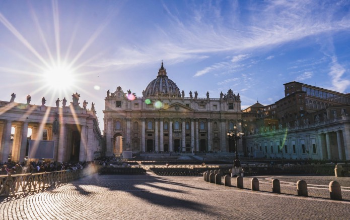 Le Vatican ouvre l'admission des hommes gays aux séminaires, toujours pour garder le célibataire