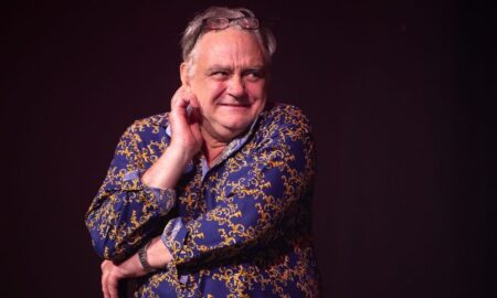 Le comédien et acteur Tony Slattery décède à 65 ans des suites d'une crise cardiaque