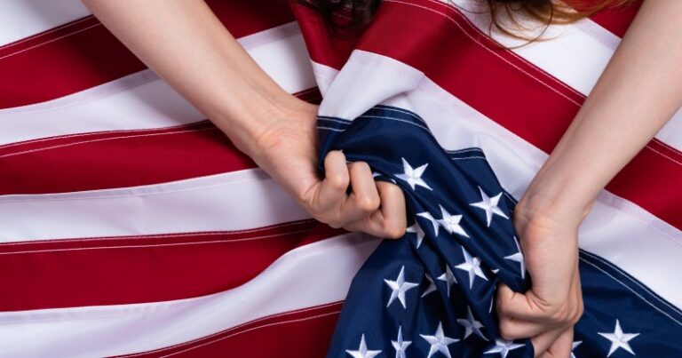 Femme tenant le drapeau américain.