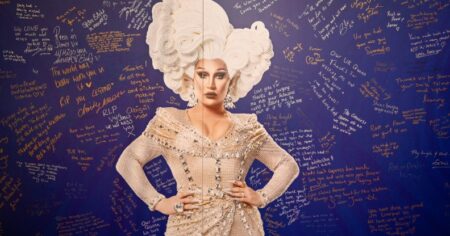 L'affiche et le stand de Vivienne à la DragCon UK de RuPaul