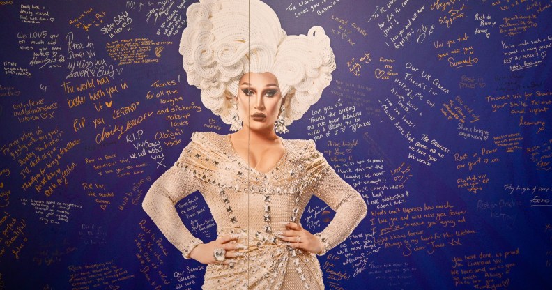 L'affiche et le stand de Vivienne à la DragCon UK de RuPaul