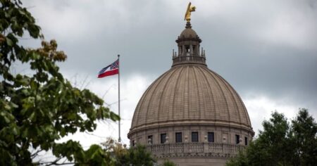 Le drapeau de l'État flotte au-dessus du bâtiment du Capitole de l'État du Mississippi à Jackson, dans le Mississippi, le 29 juin 2020.
