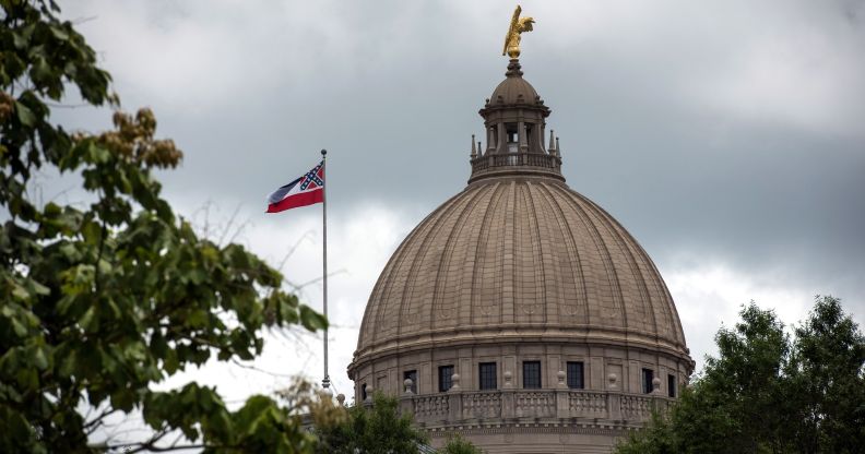 Le drapeau de l'État flotte au-dessus du bâtiment du Capitole de l'État du Mississippi à Jackson, dans le Mississippi, le 29 juin 2020.
