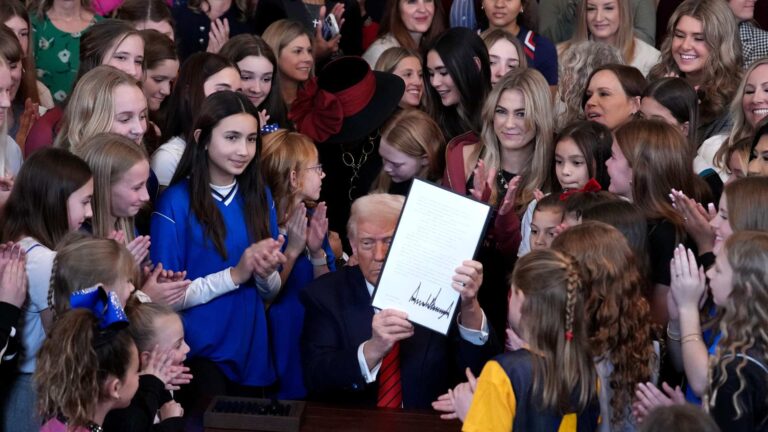 JK Rowling célèbre l'interdiction des sports trans de Trump avec un balayage chez les militants et alliés LGBTQ +