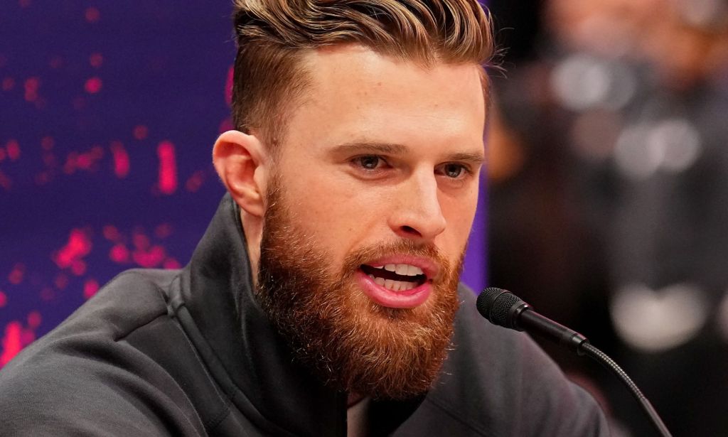 Harrison Butker s'est entretenu dans un microphone lors d'une conférence de presse de la NFL.