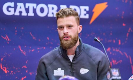 Harrison Bustker évite maladroitement de répondre à ce qu'il «pense des gays»