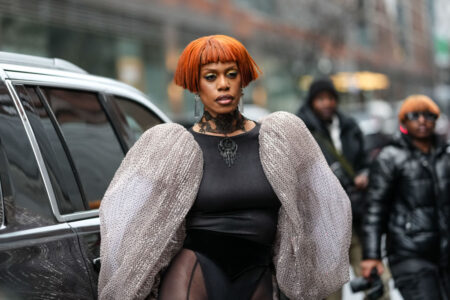 Laverne Cox reste provocante face à l'oppression anti-trans de Trump: `` Je refuse d'être une victime ''