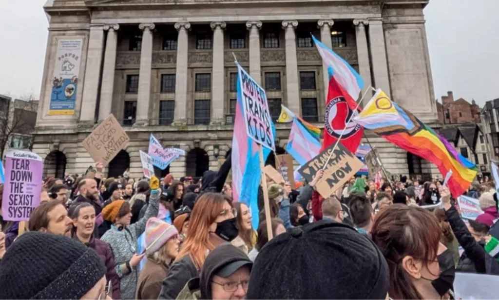 Pro-Trans, des militants pour Nottingham contre la Transphobie. 